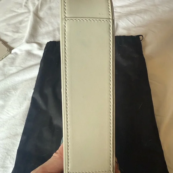 For Sydnee: YSL: MINI LE 5 À 7 IN SMOOTH LEATHER
BLANC VINTAGE - Picture 3 of 9